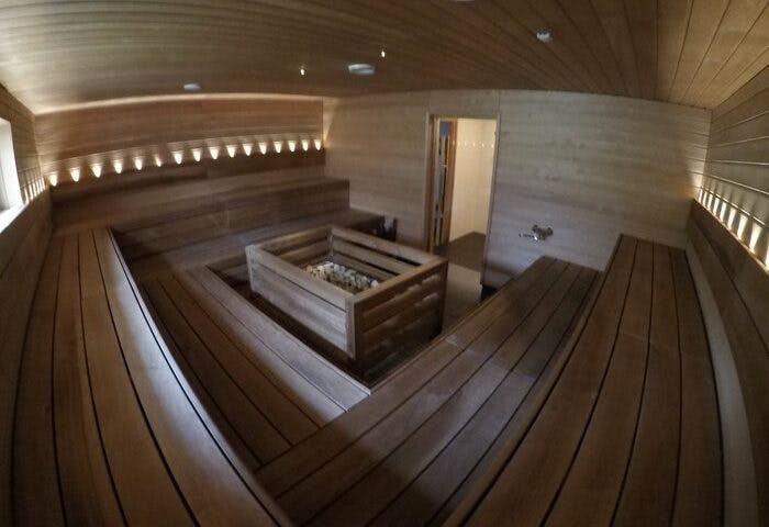 Vauhtifarmin isompi sauna