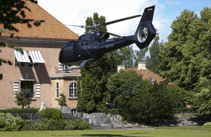 Helikopteri laskeutuu Schaumannin linnan pihaalla. Kopteri, airbus.